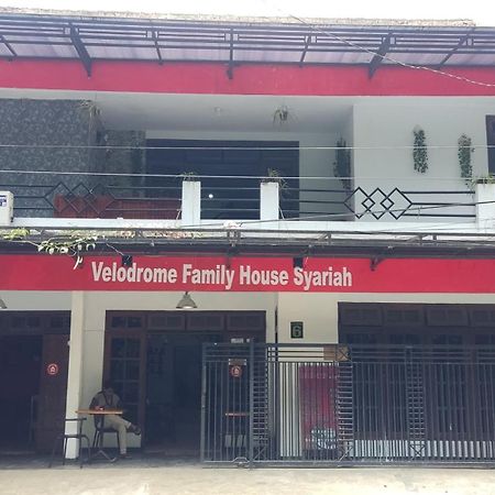 Velodrome Family House Syariah Hotel Ngadipuro Exterior photo