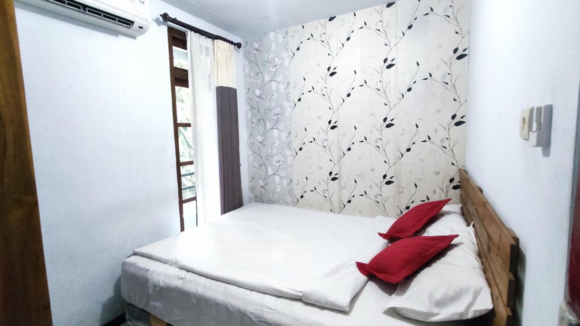 Velodrome Family House Syariah Hotel Ngadipuro Exterior photo