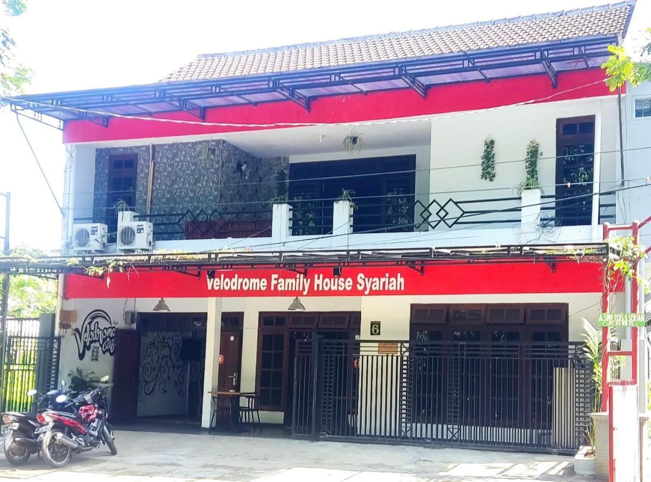 Velodrome Family House Syariah Hotel Ngadipuro Exterior photo