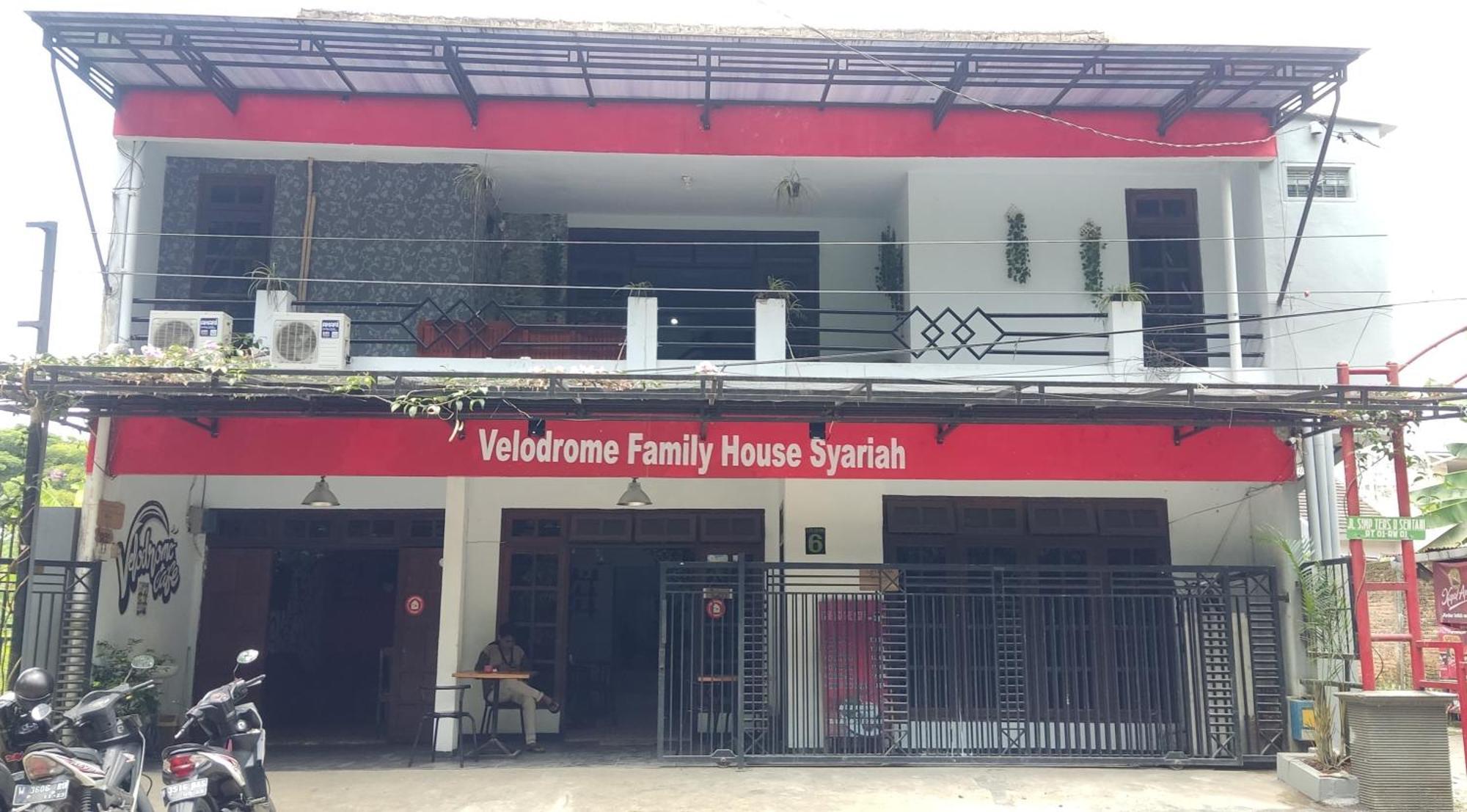 Velodrome Family House Syariah Hotel Ngadipuro Exterior photo